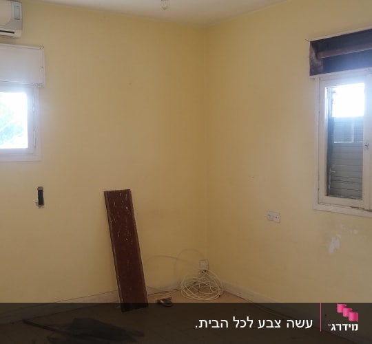 קיר צבוע בצבע צהוב עם קילופים